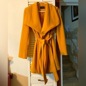 Yellow trench coat. Perfect for Spring! 💐